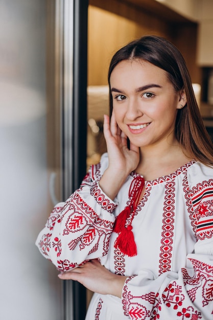 Jeune femme ukrainienne en vyshyvanka traditionnelle