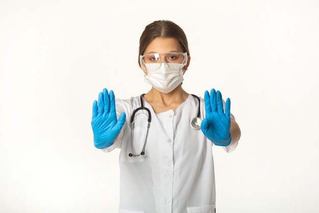 jeune femme en uniforme médical sur fond blanc avec le geste de la main