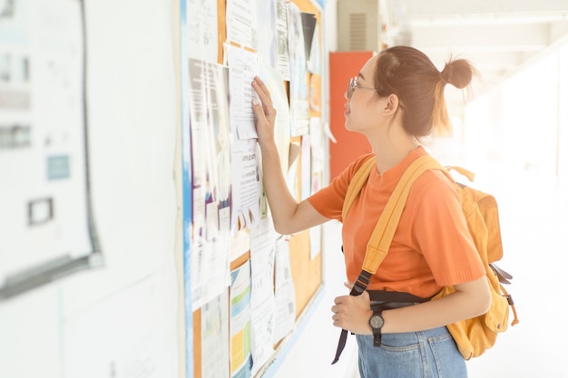 Jeune femme universitaire au chômage à la recherche d'un travail ou d'un emploi après l'obtention de son diplôme à la poste