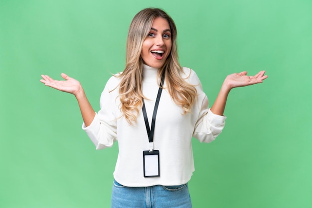 Jeune femme uruguayenne avec carte d'identité sur fond isolé avec une expression faciale choquée