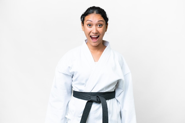 Jeune femme uruguayenne faisant du karaté sur fond blanc isolé avec une expression faciale surprise