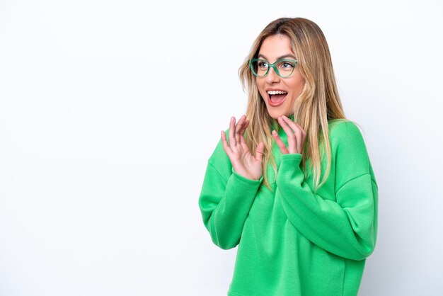 Jeune femme uruguayenne isolée sur fond blanc avec une expression faciale surprise