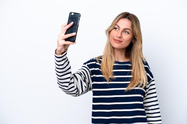 Jeune femme uruguayenne isolée sur fond blanc faisant un selfie