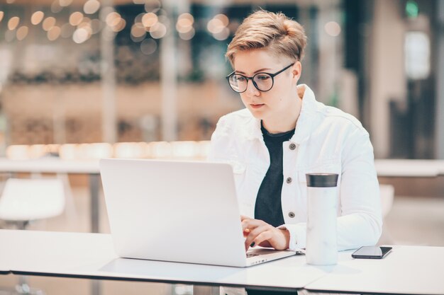 jeune femme utilisant un ordinateur portable