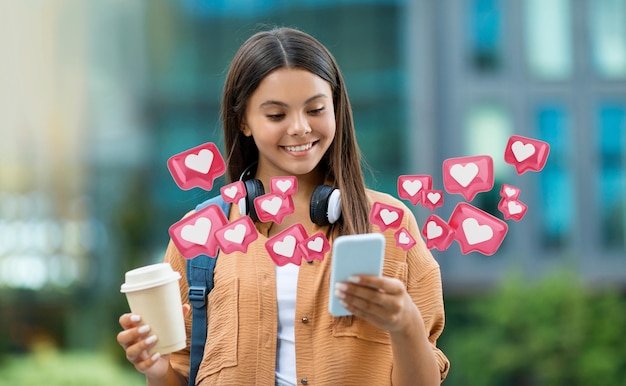 Une jeune femme utilisant un smartphone avec des icônes de médias sociaux autour d'elle