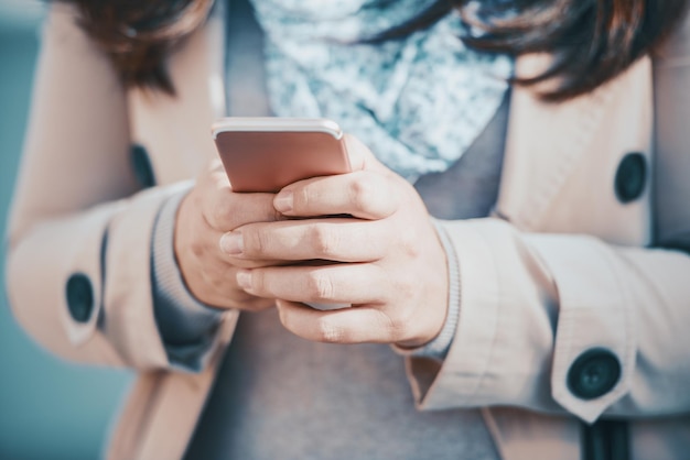 Photo jeune femme utilisant un smartphone