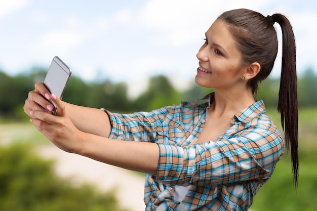 Jeune femme utilisant un smartphone