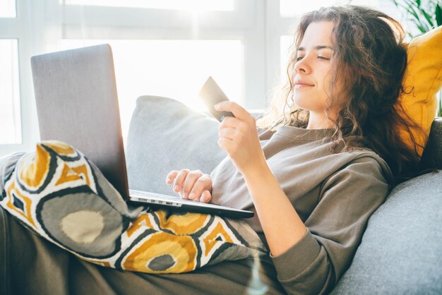 Une jeune femme utilisant une tablette numérique