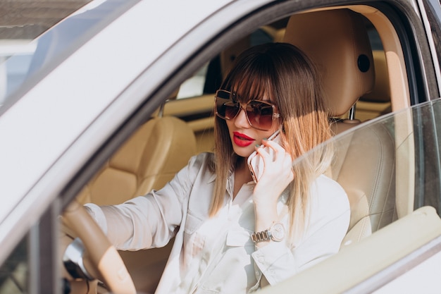 Jeune Femme Utilisant Le Téléphone Dans Sa Voiture