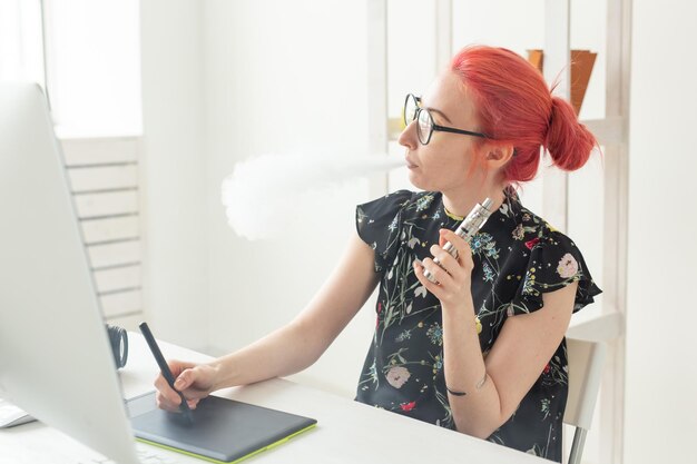 Photo une jeune femme utilisant un téléphone portable alors qu'elle est assise sur la table.