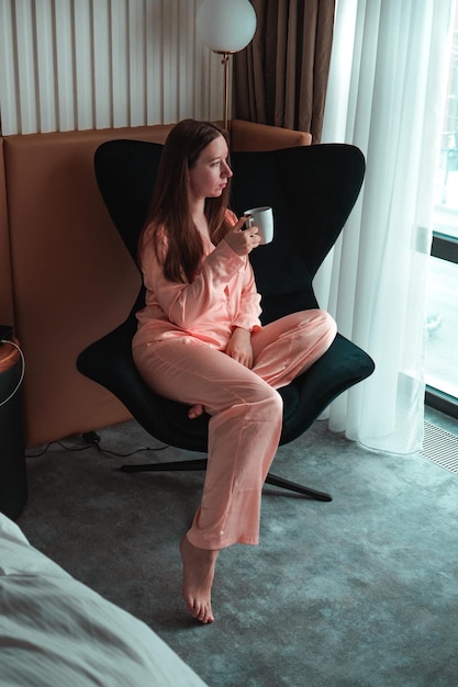 Jeune femme utilisant un téléphone portable à la maison