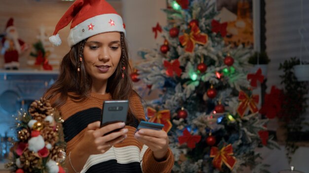 Photo jeune femme utilisant un téléphone portable à la maison