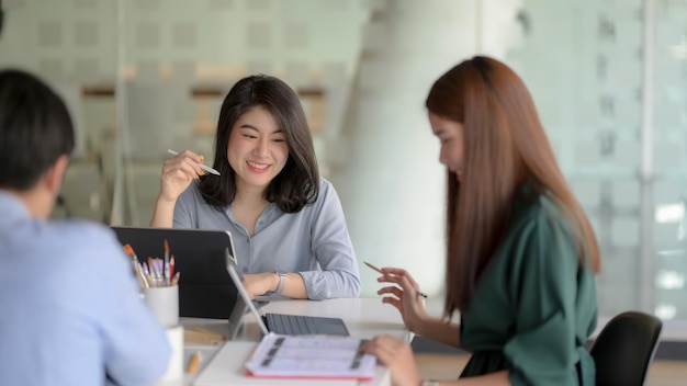 Jeune femme utilisant un téléphone portable à table