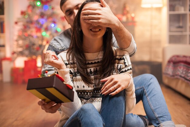 Une jeune femme utilisant un téléphone portable