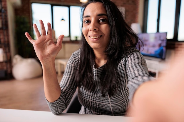 Une jeune femme utilisant un téléphone portable