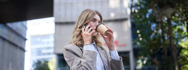 Une jeune femme utilisant un téléphone portable