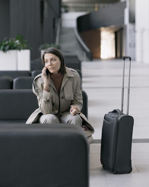 Une jeune femme utilisant un téléphone portable