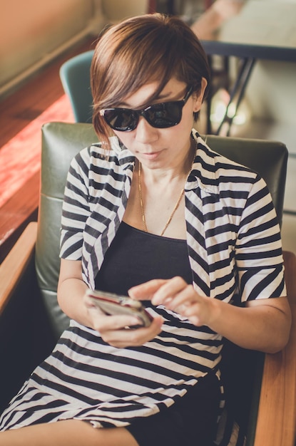 Une jeune femme utilisant un téléphone portable