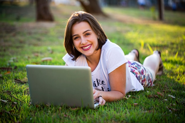 Jeune femme, utilisation, ordinateur portable, dans parc