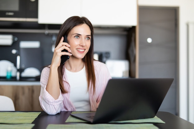 Jeune, femme, utilisation, ordinateur portable