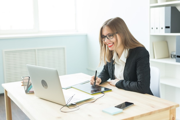 Jeune femme, utilisation, tablette, et, regarder, dans, ordinateur portable