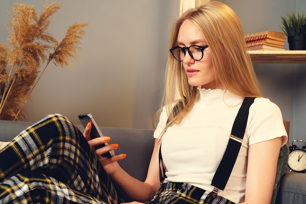 Jeune femme, utilisation, téléphone portable