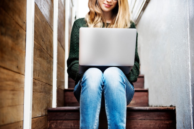 Jeune femme utilise un ordinateur portable