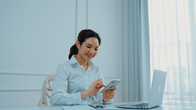 Une jeune femme utilise un smartphone vivancy pour faire des achats en ligne.