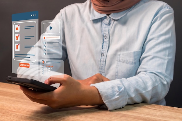 Une jeune femme utilise son smartphone pour faire des achats en ligne à la maison