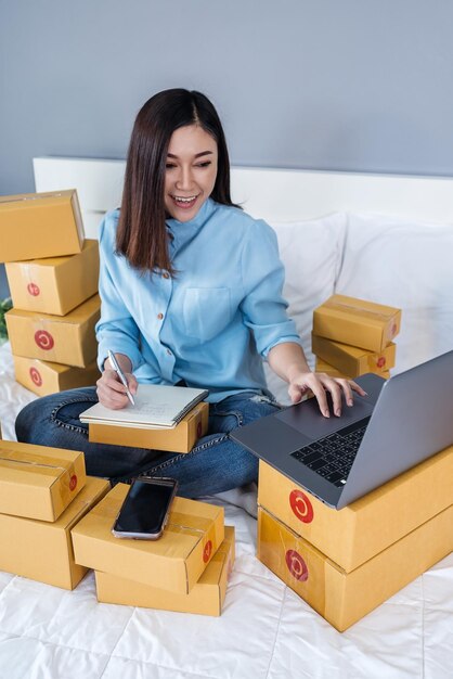 Une jeune femme utilise un téléphone portable alors qu'elle est assise dans une boîte.