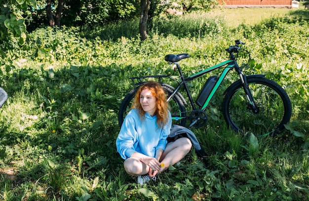 Une jeune femme utilise un vélo électrique moderne pour les sports et les loisirs de plein air