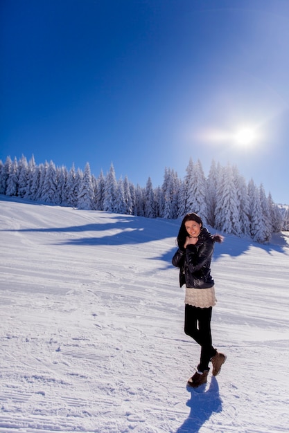 Jeune femme en vacances d'hiver