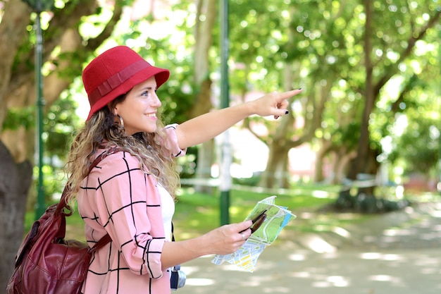 Jeune femme en vacances