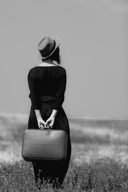 Jeune femme avec valise