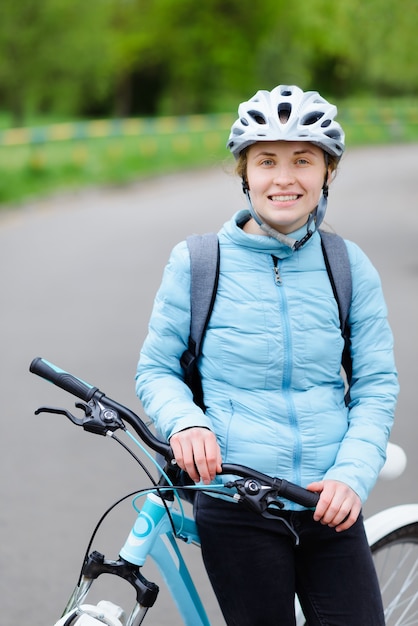 Jeune femme, à, vélo, marche, dans parc