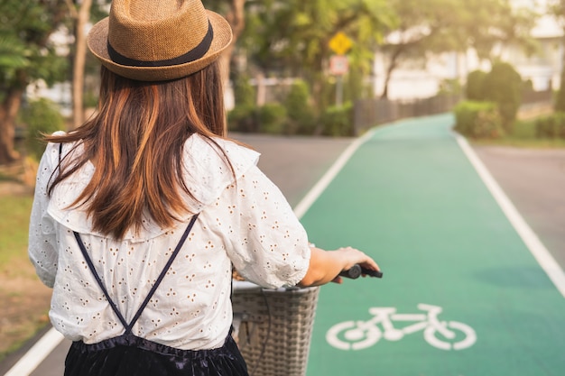 Photo jeune femme, vélo, piste cyclable, dans parc