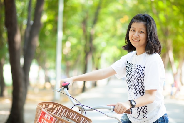 Jeune femme à vélo.