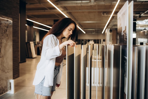 Jeune femme de vente travaillant au marché de la construction