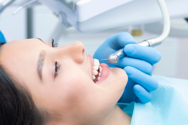 Jeune femme vérifie ses dents