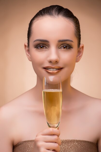 Jeune femme avec verre champagne