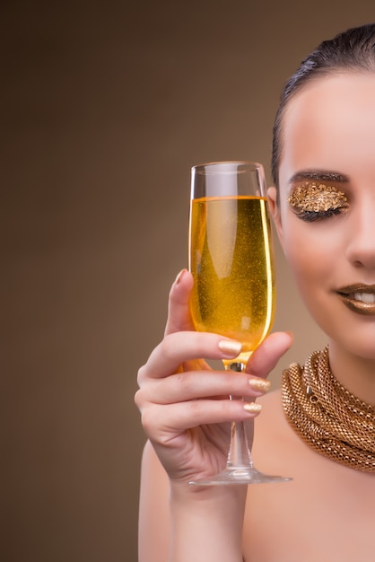 Jeune femme avec verre champagne