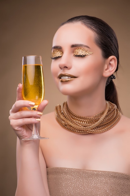 Jeune femme avec verre champagne