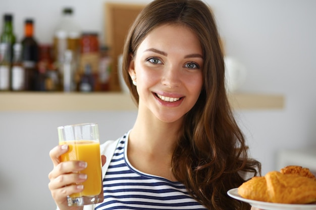 jeune femme, à, verre, de, jus, et, gâteaux