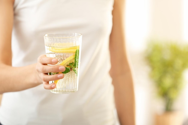 Jeune femme avec un verre de limonade fraîche libre