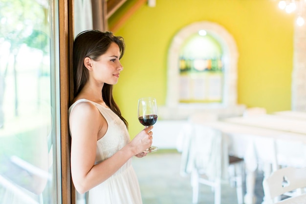 jeune femme, à, verre vin rouge