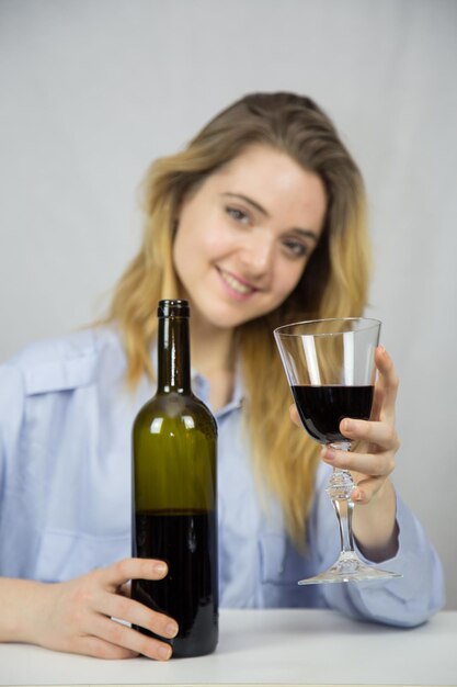 Jeune femme, à, a, verre vin