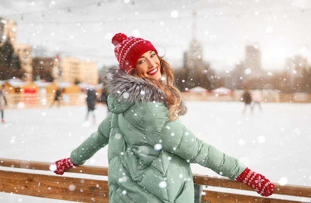 Jeune femme en veste d'hiver à l'extérieur