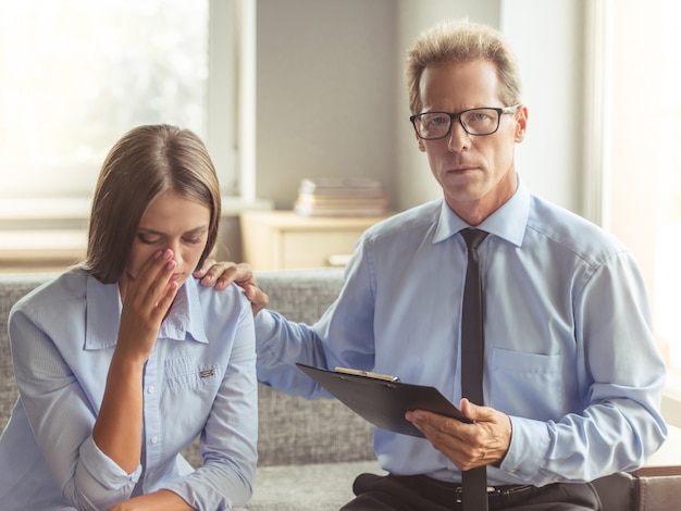 jeune femme en vêtements décontractés pleure