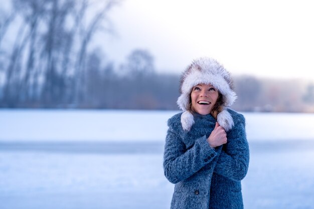 Jeune femme en vêtements d'hiver dans la nature