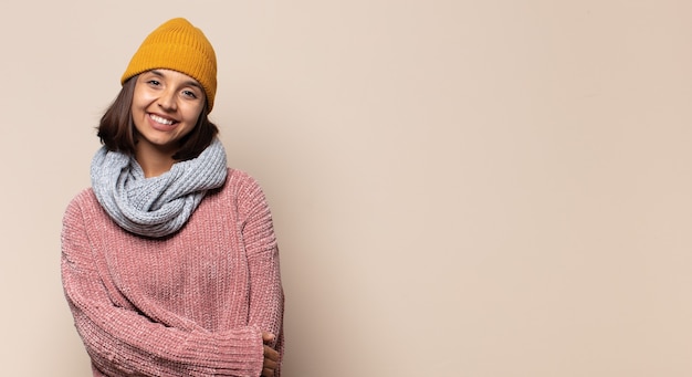 Jeune femme en vêtements d'hiver posant